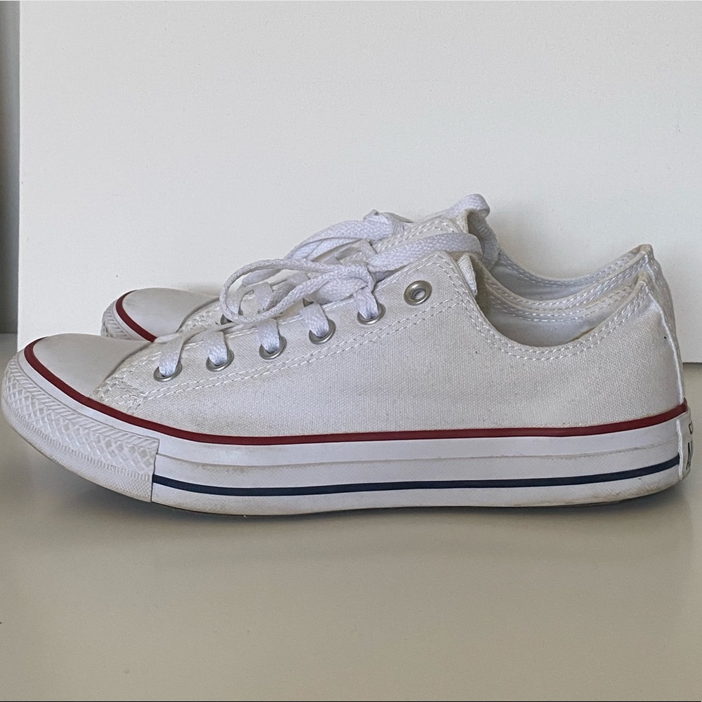 Men’s 8 women’s 10 White low top converse sneakers